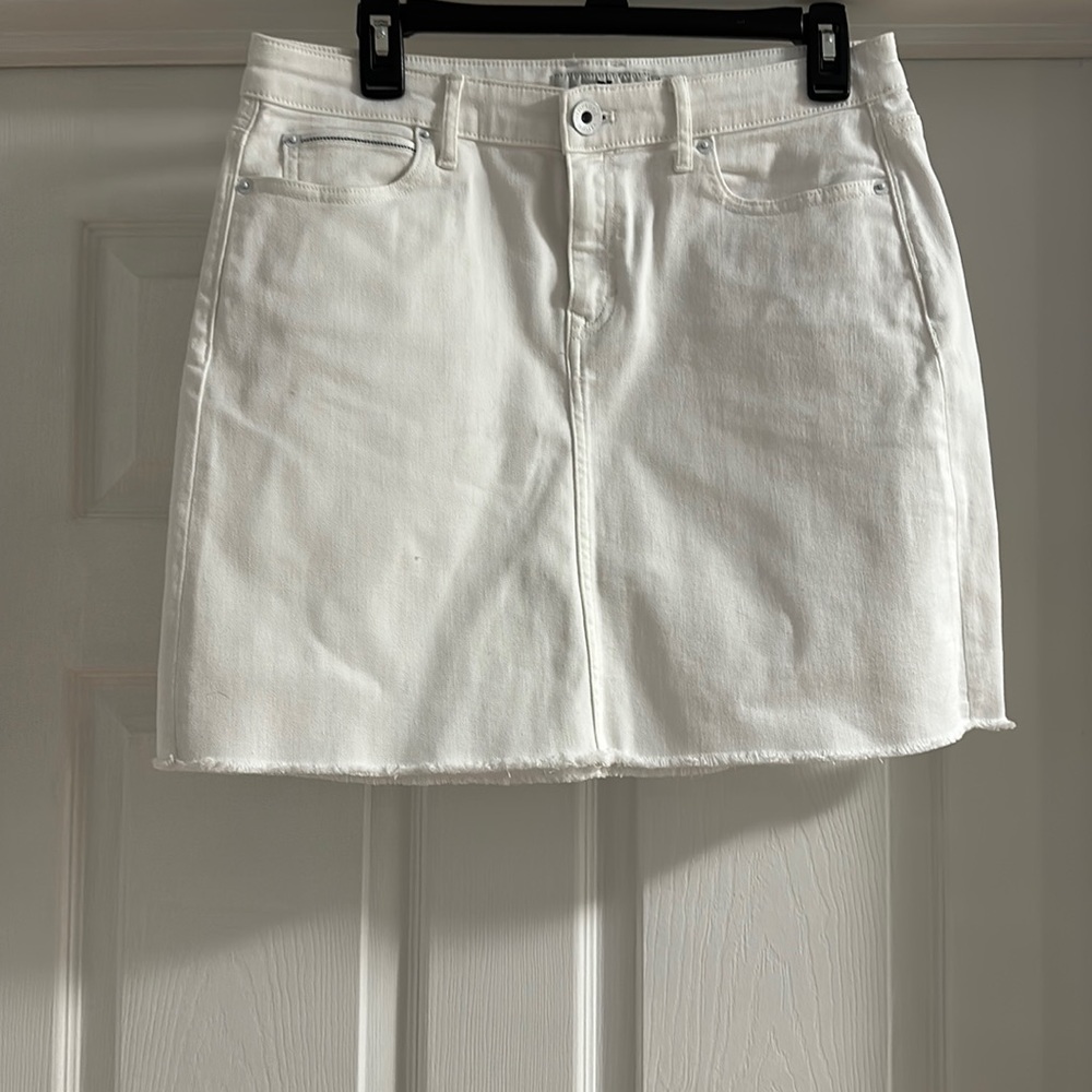 White Vineyard Vines Jean skirt. Size 8.